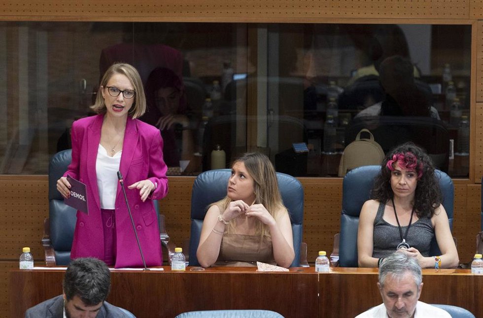 Archivo - La presidenta de la Comunidad de Madrid, Isabel Díaz Ayuso, interviene en una sesión plenaria, en la Asamblea de Madrid, a 19 de mayo de 2022, en Madrid (España). El pleno gira en torno a la Proposición de Ley de Vox sobre la bonificación del 