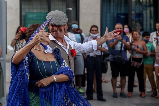 Archivo - Una pareja baila el popular chotis en las fiestas de agosto