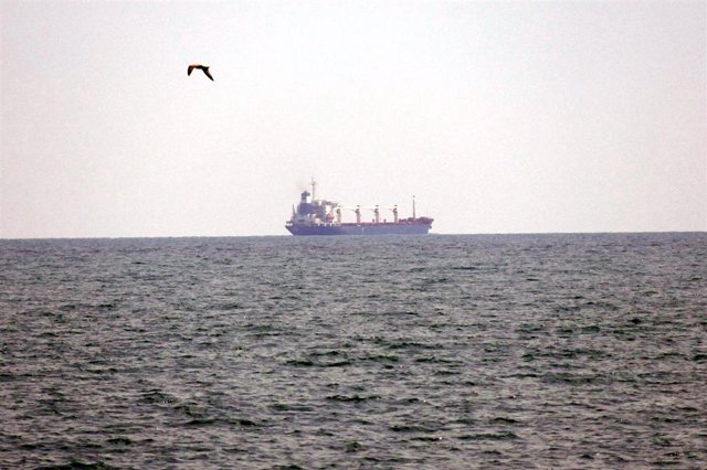 El buque 'Razoni' después de abandonar el puerto de Odesa, en Ucrania, con más de 26.000 toneladas de grano