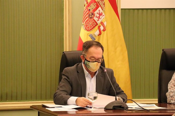 Archivo - El conseller de Movilidad y Vivienda, Josep Marí, durante su comparecencia.