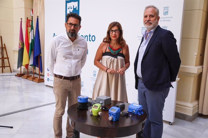 Los concejales de Derechos Sociales, Francisco Pomares; de Emasa, Gemma del Corral, y el director gerente de la Agencia de Servicios Sociales y Dependencia de Andalucía, Victor Manuel Bellido, presentan monitorización de contadores