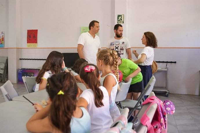 Visita del delegado del Distrito, Juan Antonio Barrionuevo, a las escuelas de verano