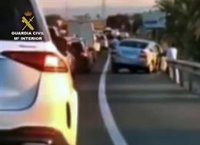 Investigado un conductor que empujó su vehículo desde la autovía a una vía de servicio para evitar un control
