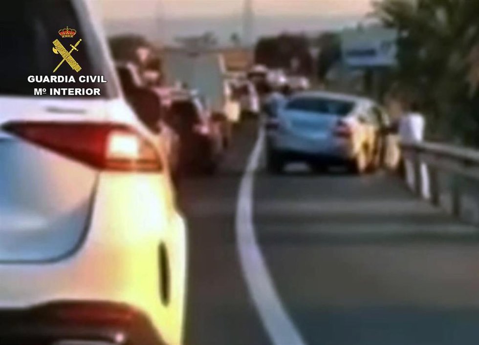 Investigado un conductor que empujaba su vehículo desde la autovía a una vía de servicio para evitar un control