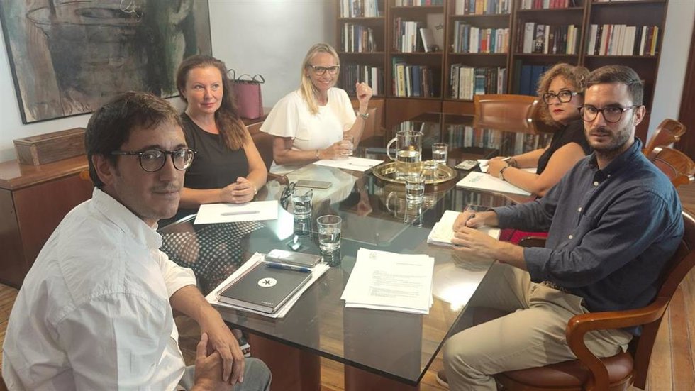 El conseller de Modelo Económico, Turismo y Trabajo, Iago Negueruela, durante la reunión con entidades hoteleras.