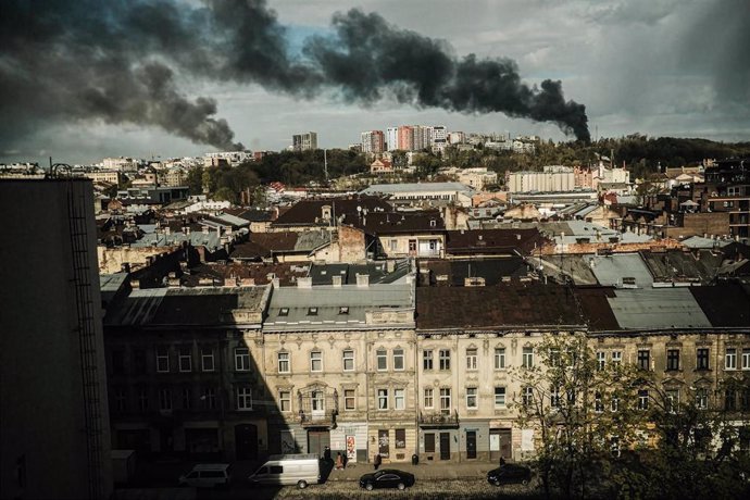 Archivo - Columnas de humo tras un ataque ruso en Leópolis, Ucrania