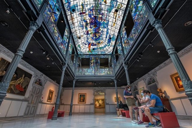 Visitantes en el Museo Art Nouveau y Art Déco de Salamanca.