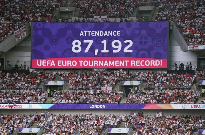 La pantalla del Estadio de Wembley comunicando el récord de asistencia a un partido de una Eurocopa durante la final entre Inglaterra y Alemania 