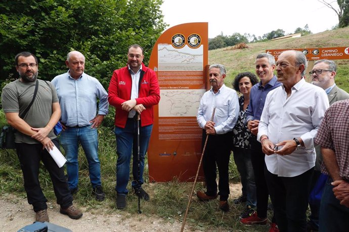 Los presidentes de Asturias y Cantabria, Adrián Barbón y Miguel Ángel Revilla, en la inauguración del Camin de los Santuarios.