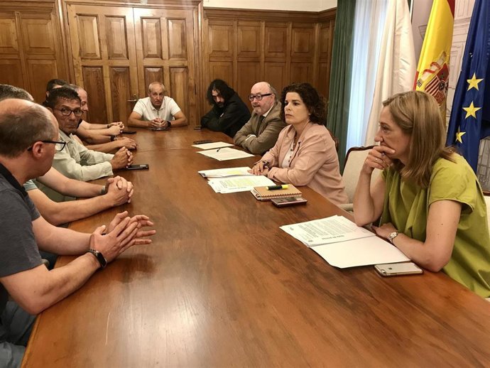 La subdelegada del Gobierno en A Coruña, María Rivas, reunida con representantes de la Cofradía de Pescadores de la ciudad herculina