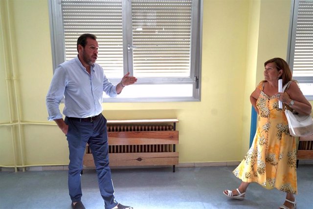 Óscar Puente, junto a la concejal María Victoria Soto, durante su visita a la Escuela Infantil 'La Cometa' en el barrio de Las Delicias.