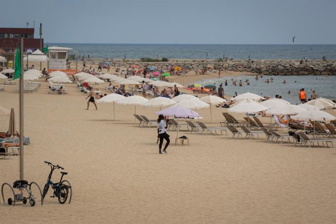 Banyistes a la platja del Bogatell