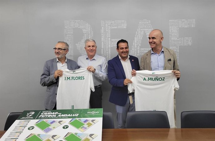 Muñoz y Flores con la directiva de la Federación Andaluza de Fútbol