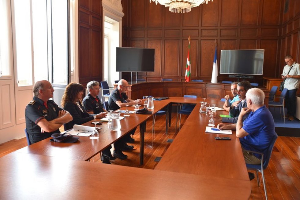 Reunión de la Ertzaintza y  la Guardia Municipal  sobre el dispositivo especial de  Semana Grande