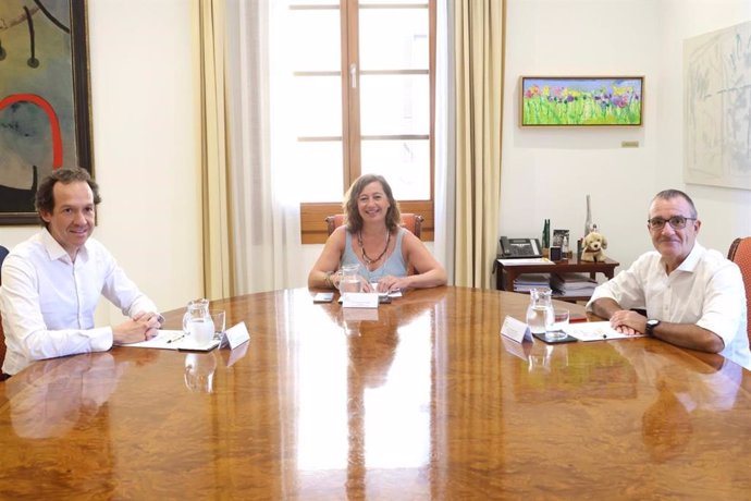 El comisionado para el impulso de energías sostenibles en territorios insulares, Marc Pons, la presidenta del Govern, Francina Armengol, y el vicepresidente del Govern, Juan Pedro Yllanes.