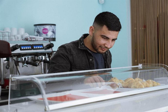 Archivo - Uno de los participantes del programa 'Incorpora' de la Fundación la Caixa.