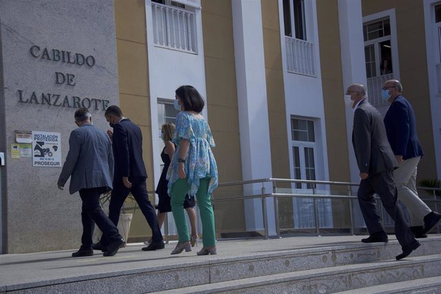 Archivo - El presidente del Gobierno, Pedro Sánchez (2i), junto al presidente del Gobierno de Canarias, Ángel Víctor Torres (1i); la ministra de Política Territorial y Función Pública, Carolina Darias (3d); y la presidenta del Cabildo Insular de Lanzarote