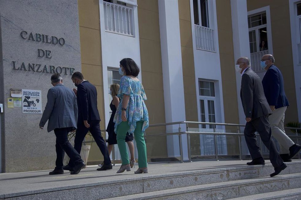 Archivo - El presidente del Gobierno, Pedro Sánchez (2i), junto al presidente del Gobierno de Canarias, Ángel Víctor Torres (1i); la ministra de Política Territorial y Función Pública, Carolina Darias (3d); y la presidenta del Cabildo Insular de Lanzaro