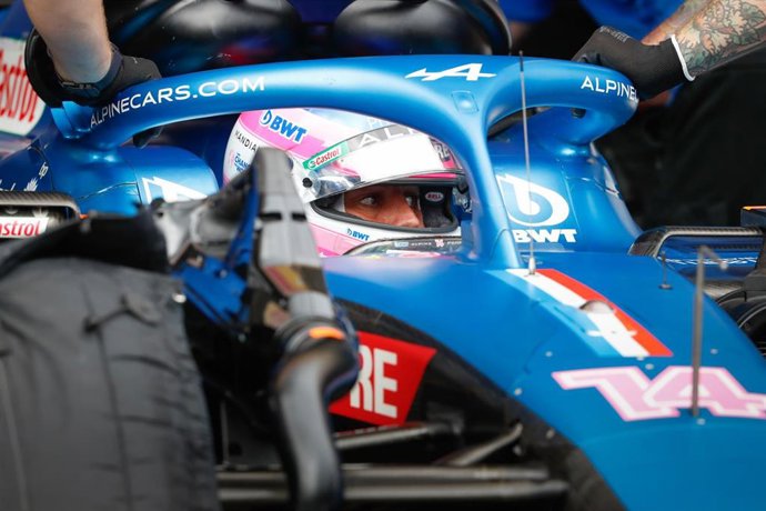 Fernando Alonso subido en el monplaza de Alpine en el Gran Premio de Hungría 2022