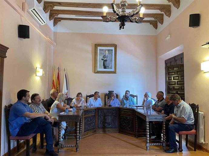 Reunión en el consistorio atecano con los alcaldes de las localidades de la zona con motivo del  incendio forestal de Ateca.