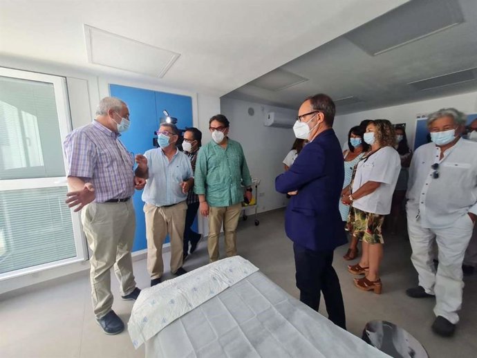 El consejero de Sanidad, el presidente de la Diputación de Cáceres y el alcalde de Herrera de Alcantara inauguran el consultorio local tras su reforma