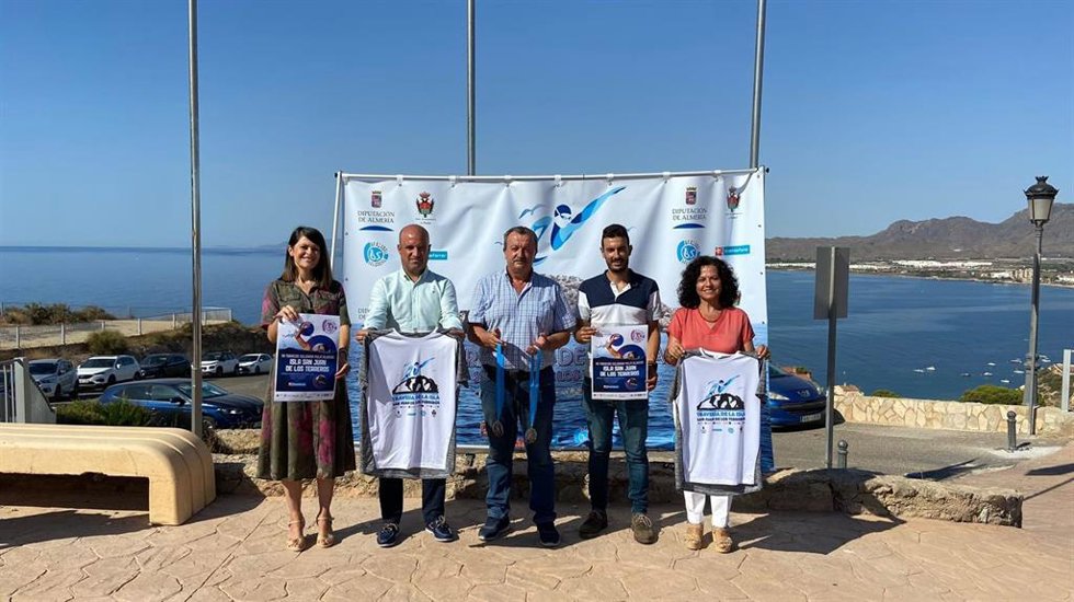 Presentación de la travesía a nado solidaria en la Isla de San Juan de los Terreros, en Almería