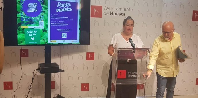 La directora del IAM, María Goikoetxea, y  el concejal de Derechos Sociales oscense, Arturo Biarge, este miércoles durante la presentación de estos dos puntos violeta.