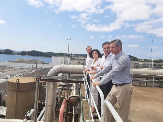 El delegado del Gobierno en Galicia, José Miñones, y la subdelegada en A Coruña, María Rivas, visitan las instalaciones de Jealsa en Boiro.
