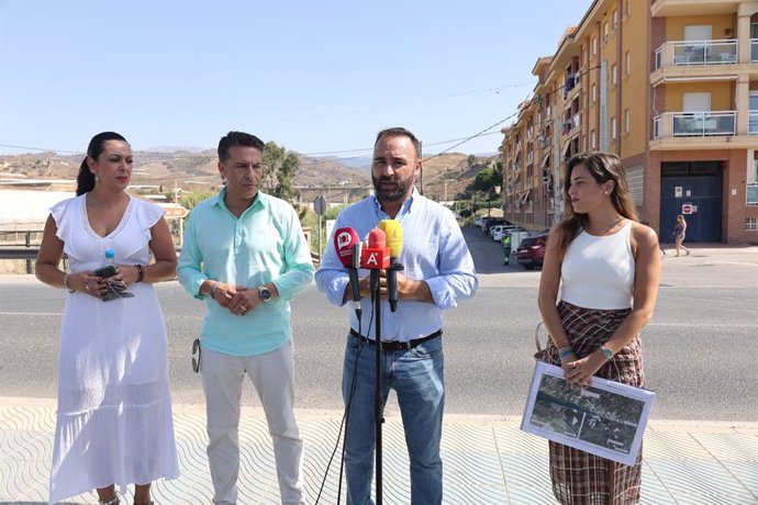 El diputado por el PP de Málaga Mario Cortés atiende a los medios junto al alcalde de Torrox, Óscar Medina, para reclamar un segundo acceso de la autovía A7 al municipio