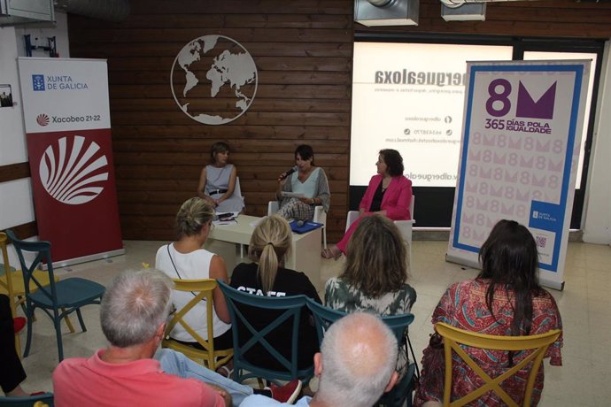 A directora de Turismo de Galicia,  Nava Castro, e a conselleira de Promoción do Emprego e Igualdade, María Jesús Lorenzana, presentan un informe sobre o impacto de xénero no Camiño de Santiago.