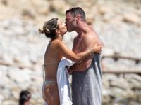 Las imágenes más románticas de Fonsi Nieto con Mader Barthe en las playas de Ibiza