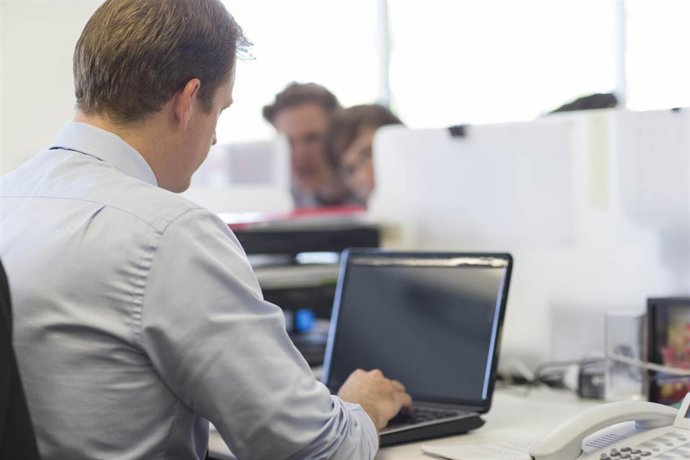 Archivo - Hombre utilizando un ordenador, en una imagen de archivo.