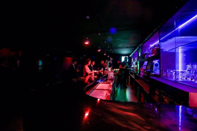 Archivo - Varias personas en la barra de una discoteca en una imagen de archivo.