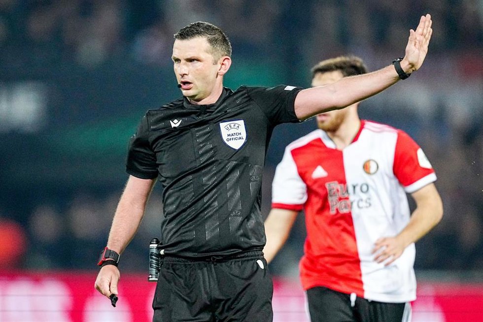 Archivo - El colegiado inglés Michael Oliver durante un partido de la pasada temporada de la Conference League 2021-2022