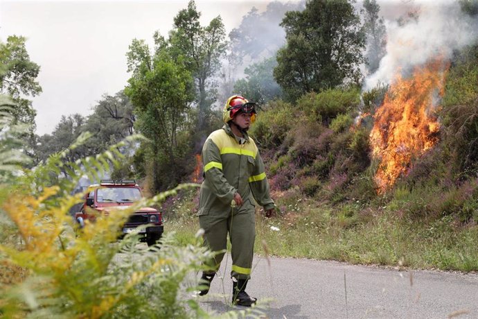 Un agente del BRIF durante las labores de extinción de un incendio, a 15 de julio de 2022, en Samos, Lugo, Galicia (España). La Consellería do Medio Rural ha decretado la alerta por proximidad de uno de los incendios registrados en Folgoso do Courel, en