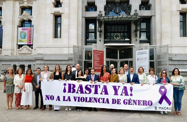 Archivo - Minuto de silencio convocado por el Ayuntamiento de Madrid como muestra de repulsa y condena por el asesinato de dos vecinas  