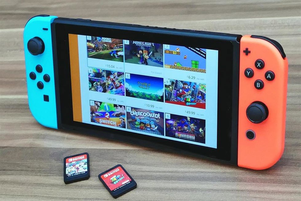 Representación gráfica de una consola Nintendo Switch y dos cartuchos de juegos.