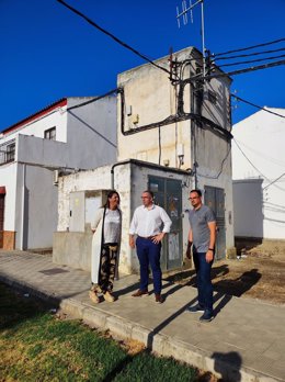 El alcalde de los palacios, la representante de Maribáñez y el delegado de urbanismo, frente al transformador de Endesa
