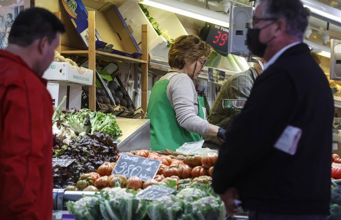 Archivo - Varios personas, en el Mercado Central, el día en que ha entrado en vigor el decreto que pone fin al uso de la mascarilla en la mayoría de interiores, a 20 de abril de 2022, en Valencia, Comunidad Valenciana, (España). Desde hoy, 20 de abril d