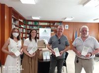 La Junta entrega a asociaciones del taxi ejemplares normativos del reglamento del sector