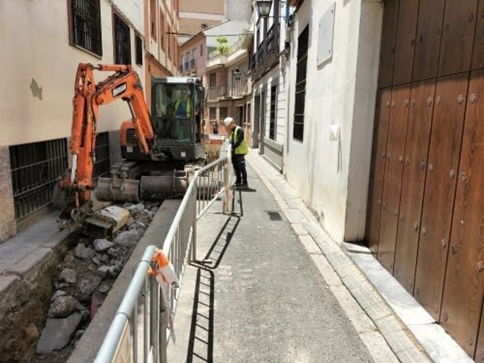 Labores de canalizaciones de la red de media tensión de Endesa en el centro de Córdoba.