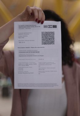 Archivo - Una mujer muestra el certificado COVID Digital de la Unión Europea.