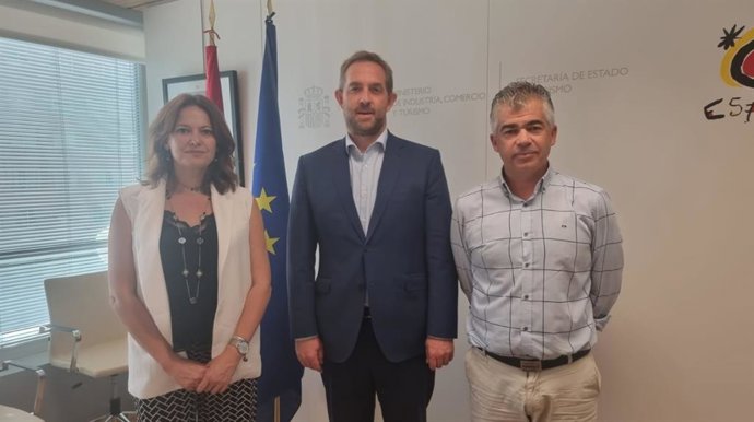 El alcalde, Emilio Torres, la concejal de Presidencia, Lourdes Martínez, y el secretario de Estado de Turismo, Fernando Valdés