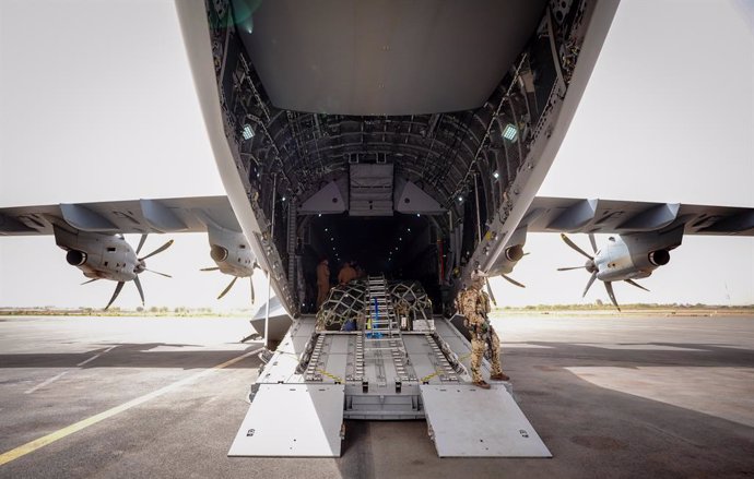 Archivo - 09 April 2022, Mali, Bamako: A German Armed Forces soldier secures the Airbus A400M with the German Defense Minister Christine Lambrecht at Bamako airport before the onward flight to Gao. Photo: Kay Nietfeld/dpa