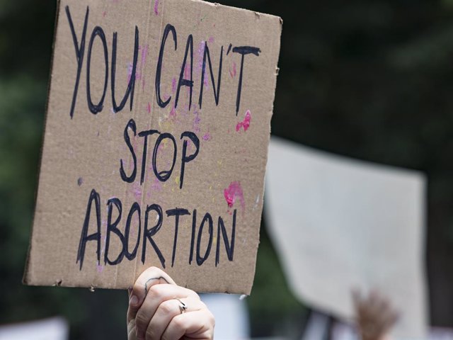 Archivo - 24 June 2022, US, Washington: Protesters hold placards during a protest in front of the US Supreme Court after the decision that eliminates the 50-year old constitutional protection to abortion rights. Photo: Sue Dorfman/ZUMA Press Wire/dpa