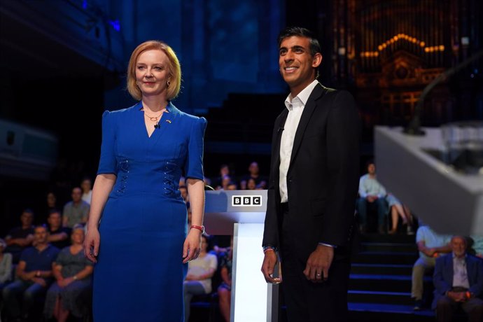 25 July 2022, United Kingdom, Grantham: UK Conservative party leadership contenders Rishi Sunak (R) and Liz Truss take part in the BBC Tory leadership debate live. Photo: Jacob King/PA Wire/dpa