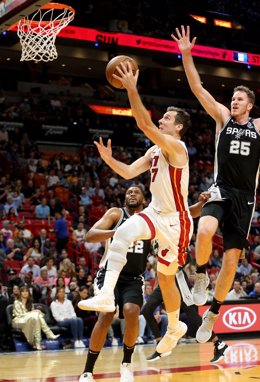 Archivo - 15 January 2020, US, Miami: Miami Heat's Goran Dragic (C) leaps for a two pointer during the American NBA basketball match between Miami Heat and San Antonio Spurs at AmericanAirlines Arena. Photo: Charles Trainor Jr/TNS via ZUMA Wire/dpa