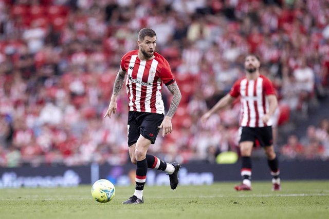 Archivo - Inigo Martinez of Athletic Club in action during the Spanish league, La Liga match between Athletic Club and CA Osasuna at San Mames on May 15, 2022, in Bilbao, Spain.