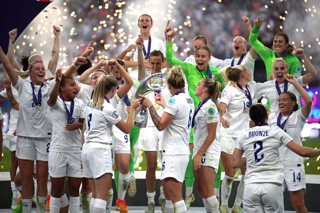 31 July 2022, United Kingdom, London: England players celebrate with the trophy after the UEFA Women's Euro 2022 final soccer match between England and Germany at Wembley Stadium. Photo: Sebastian Christoph Gollnow/dpa