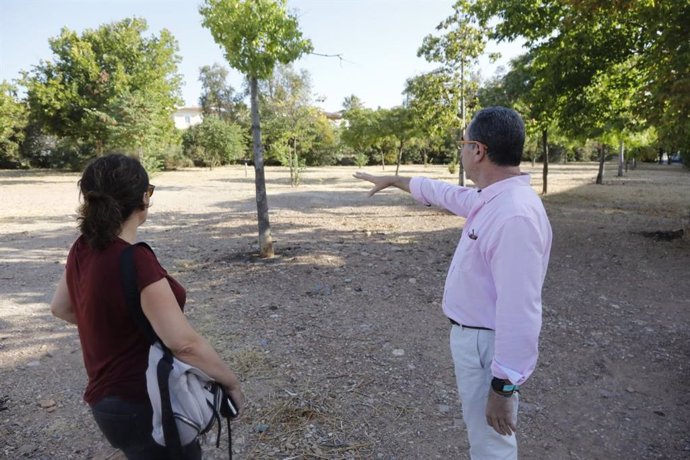 Antonio Álvarez visita una zona verde con labores de desbroce.